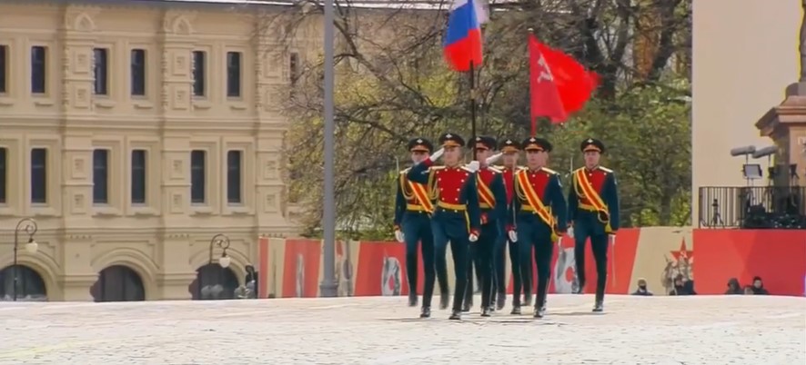 Retour en fanfare de la faucille et du marteau à Moscou